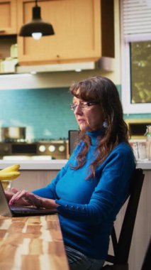 Market alışverişi ve diğer temel ihtiyaçlar için bir liste hazırlayan Dikey Video Yaşlısı adam, emeklilik ve sağlıklı ve düzenli bir yaşam tarzının keyfini çıkarırken birlikte kararlar alıyor. Gündem üzerine yazılıyor