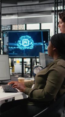 Ofisteki teknisyenlerden oluşan dikey video ekibi yapay zeka kullanarak iş akışlarını otomatik hale getiriyor. Daha hızlı işleyebilmek için bilgisayar öğrenme modellerini rafine etmeye çalışan bilişim uzmanları, kamera