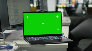 Chroma anahtar dizüstü bilgisayar boş bir ofiste ve yapay zeka programı çalışıyor. Yapay zeka endüstrisindeki izole ekran defteri. Çalışma alanı. Derinlemesine öğrenme teknolojisine baskı uyguluyor.