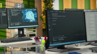 Başlangıç ofisindeki bilgisayar monitörleri yapay zeka sinirsel ağlarını gösteriyor. Şirket çalışma alanındaki bilgisayarlar AI derin öğrenim yazılım kod testi ve kalite güvencesi için kullanılır