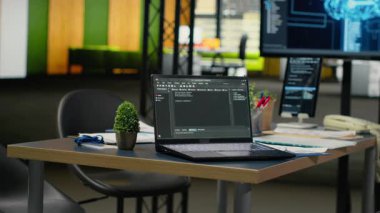 Boş ofisteki dizüstü bilgisayarda yapay zeka hesaplamalarını hızlandırmak için çalışan bir yazılım. Derinlemesine eğitim veri sistemleri için kullanılan dizüstü bilgisayardaki programlama dili betiğini kapat