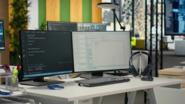 Boş başlangıç çalışma alanında bilgisayar monitörlerinde çalışan gelişmiş yapay zeka algoritmaları. Modern ofiste bilgisayar ekranlarındaki yapay zeka kodlama platformu ölçeklenebilirlik yazılımını optimize ediyor