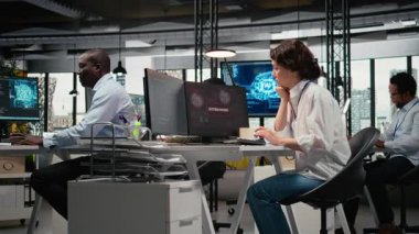 Ofisteki korkmuş yöneticiler alarmdan panikledi. Hassas verileri çalan hackerları durdurmaya çalıştılar. Girişimci iş arkadaşları siber suçlu Kamera A 'nın ağ saldırısına çılgınca tepki veriyor.