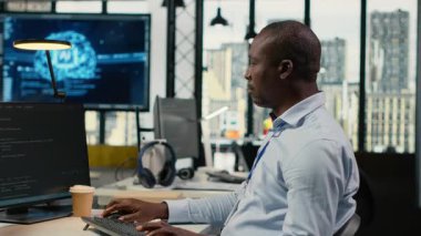 Yazılım geliştiricileri, yapay zeka itici pazar yeniliğiyle yeni ofis çalışmalarına başladılar. Teknoloji ajansı bilişim uzmanları işlemleri ve verimliliği optimize etmek için derin öğrenim uyguluyorlar, kamera B