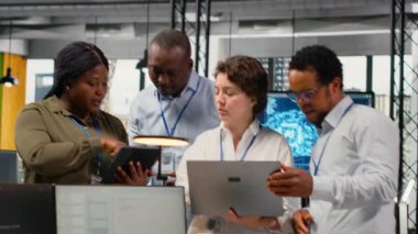 Mühendislik ekibi başlangıç ofisinde yapay zeka teknolojisiyle çalışıyor. Piyasa yeniliği. İşlemleri ve verimliliği optimize etmek için makine öğrenimi uygulayan teknoloji ajansı iş arkadaşları, kamera B