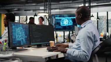 Ofisteki veri bilimci bilgisayardaki yapay zekayı kullanarak iş akışını otomatikleştiriyor. IT profesyoneli bilgisayardaki derin öğrenme hesaplama modellerini daha hızlı işlemek için inceliyor, kamera A