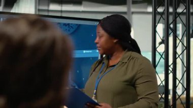 Sistem yöneticisi yapay zeka sohbet robotunun iş hacmini yöneticilere indirgediğini söylüyor. Afro-amerikan girişimi IT uzmanlığı. Yapay zeka, kamera B kullanarak yönetim için iş görüşlerini analiz ediyor.