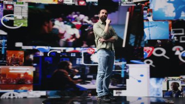 Mobil teknoloji vasıtasıyla küresel bir sosyal medya kitlesine bağlanan içerik yaratıcısı, hikaye anlatma ve markalaşma için dijital araçlar kullanarak çevrimiçi varlık yaratıyor. Kamera B.