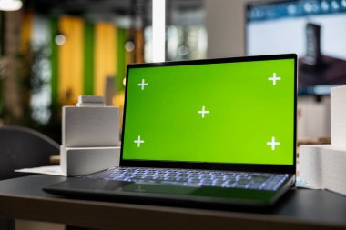 3 boyutlu yazılım ve kroma anahtar ekranlı boş bir emlak ofisi, modern planlı bir konut tasarımı planlıyorlar. Kentsel kalkınma ve emlak yatırımı.