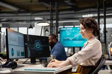 Kadın çalışan, birlikte çalışma alanında veri paylaşımı ve optimizasyon modelleri sinerjisi kullanarak, verimlilik tanıma için yapay zeka öğrenme makinesini kullanıyor. IT şirketinin yapay zekası.