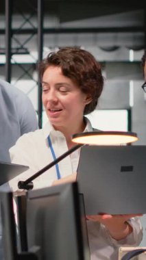 Yapay Zeka 'da çalışan dikey video mühendislik ekibi dil işleme görevleri için öngörücü modeller geliştiriyor. Yapay zeka uzmanları karmaşık bilişim için teknik uzmanlık kullandılar