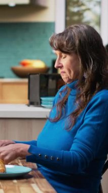 Dikey video yaşlı adam ve kadın organik ürün etiketi üzerinde malzeme okuyorlar, sağlıklı yaşam tarzı ve dengeli yemek seçimi için çevresel sürdürülebilir gıdalar hakkında bilinçli davranıyorlar. Sağlıklı ve...