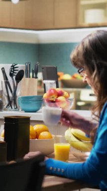 Dikey Video sunucusu kadın kocasından yemek sırasında dizüstü bilgisayarı kullanmayı bırakmasını ve kahve içip evde kahvaltı servisi yaparken biraz ilgiye ihtiyaç duymasını istiyor. Dalgın adam her zaman yok.