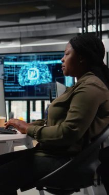 Dikey video çok ırklı teknisyenler başlangıçta yapay zeka itici pazar yeniliği üzerinde çalışıyorlar. Ekip çalışması ajansı meslektaşları işlemleri optimize etmek için makine öğrenimi uyguluyorlar