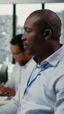 Dikey Veri bilim adamları ofiste beyin fırtınası yapıyorlar, karmaşık yapay zeka hesaplamalarını hızlandırmak için özel donanım kullanıyorlar. Bilgi İşbirliği yapan ve derin öğrenim veri tabanlarını yöneten bilişim uzmanları