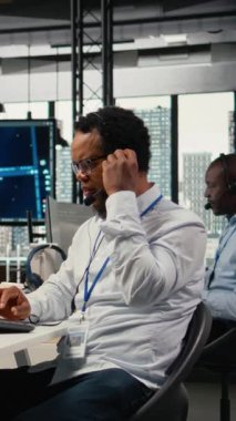 Dikey video mühendisliği ekibi, yapay zeka teknolojisi ve teknik arızaları kullanarak uzaktan kontrol sağlıyor. İşçiler destek biletlerini yönetir, kulaklıkla konuşur.