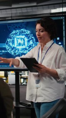 Dikey Görüntü Teknolojisi ofis açılışı CTO ilgili yatırımcılara makine öğrenme teknolojisi sunumu yapıyor. İş ortaklarının son yapay zeka yeniliklerini göstermek için görüntü kullanan bilişim uzmanı