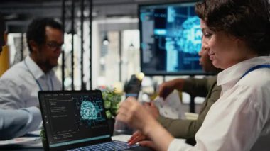 Başlangıç ofisindeki yazılım geliştiricileri rekabetçi bir avantaj elde etmek için yapay zeka teknolojisine baskı yapıyorlar. Takım çalışanı iş arkadaşları, derin öğrenme öngörüsü modelleri ve kamera A 'yı tartışmak için toplantı yapıyorlar.