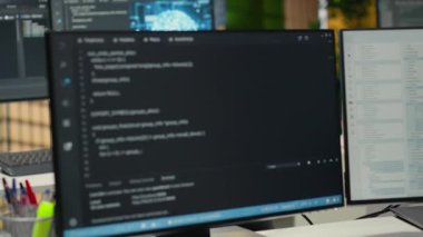 Derin öğrenmeyi sağlayan algoritmaları tasarlamak ve uygulamak için kullanılan ofis masasındaki bilgisayarlar. Yapay zeka teknolojisi şirketinin çalışma alanı. Hataları düzeltmek için kod incelemeleri yapan bilgisayarlar.
