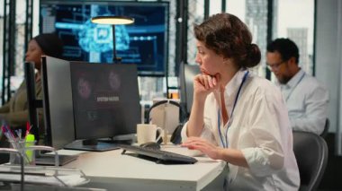 Ofisteki tecrübesiz stajyer şirket ağındaki hackleme girişimini düzeltmek için ekipten yardım istiyor. İş arkadaşları izinsiz giriş alarmlarını, zararları azaltmak için beyin fırtınası yöntemlerini, kamera B 'yi araştırıyor.