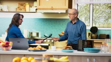 Yaşlı insanlar oyun zamanı ve rekabete sahte kılıçlarla başlıyorlar, aptal karı koca şakalaşıyor ve oyuncaklar ve diğer aletlerle düello yaparak aptalca davranıyorlar. Tasasız emeklilik hayatı. Kamera B.