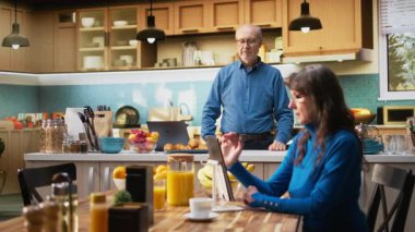 Yaşlı koca mutfakta gülümsüyor ve sıcak içkinin tadını çıkarıyor. Emekli hayatın doğal portresi huzurlu yaşam tarzını ve evdeki konforu, emekliliği yakalar. Kamera A.