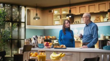 Son sınıf çifti kahve ve neşe dolu gülücüklerle evde duruyor, günlük ev işlerinin ve sağlıklı yemek anlarının tadını çıkarıyorlar. Huzurlu bir yaşam tarzı, sıradan bir hayat ve tatmin edici bir yaşam. Kamera A.