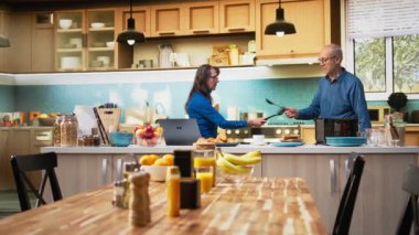 Yaşlı insanlar oyun zamanı ve rekabete sahte kılıçlarla başlıyorlar, aptal karı koca şakalaşıyor ve oyuncaklar ve diğer aletlerle düello yaparak aptalca davranıyorlar. Tasasız emeklilik hayatı. Kamera A.