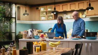 Son sınıf evli çift dans ediyor, mutfakta gülüyor, sabahları müzik dinliyor ve birlikte şapşallaşıyorlar. Enerjik ruh hali emeklilik sırasında pozitif enerji yayar. Kamera A.