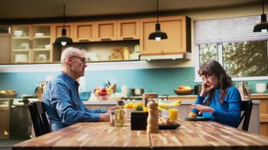 Olgun bir eş, kocası konuşurken sessiz bir sinir bozukluğuyla boğulmuş ve ilgisiz görünüyor. Emekliliğinde samimi bir evlilik anı yaratıyor. İlgisiz, melankolik bir kadın. Kamera A.