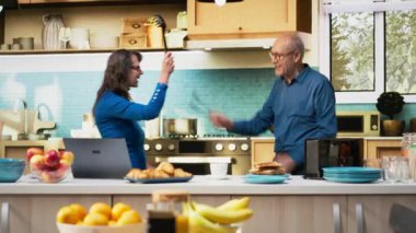 Yaşlı evli çift oyun için mutfak gereçleriyle düello yapıyor, aptal savaş sırasında sahte kılıçlarla eğlenceli bir dövüş. Enerjik rakipler keyifli keyifli vakit geçiriyorlar. Kamera B.