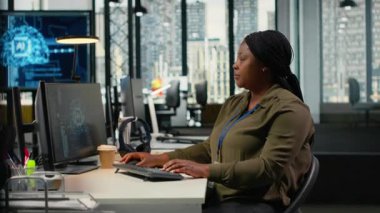 Yazılım geliştiricileri ofiste beyin fırtınası yapıyorlar, karmaşık yapay zeka hesaplamalarını hızlandırmak için özel donanım kullanıyorlar. Derin öğrenim eğitim verileri için bilişim uzmanlığı sistemleri, kamera B