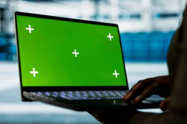 Veri merkezi geliştiricisini arka uç işlemleri için izole ekran bilgisayarı kullanarak kapat. Sunucu hub yöneticisi yazılım geliştirme araçlarını model defterde çalıştırıyor, sistem çöküşleri çözülüyor