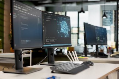 Başlangıçtaki ofis masasında mühendisler tarafından yazılan derin öğrenme programlama dillerini gösteren bilgisayar görüntüleridir. Kod testi ve kalite güvencesi için AI şirketinin işyerindeki bilgisayarlar