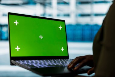 Geliştirici veri merkezi elektronik işleme verilerini kontrol etmek için yeşil ekran dizüstü bilgisayar kullanır. Sunucu merkezi, bulut depolama sunucu şirketleri tarafından kullanılan teçhizatı korumak için kroma anahtar defterine yedekleme yapar