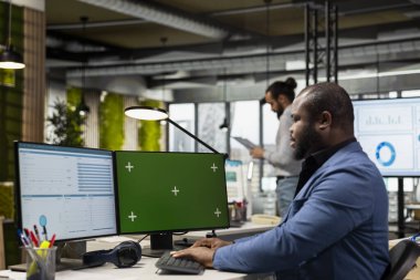 Veri analizini tek başına görüntüleme, rapor yazma için stratejik planlama, sonuç ve verimliliği artıran işletme yönetimi çözümleri yanında yürüten şirket çalışanı.