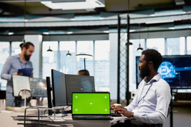 Ofisteki mühendis, uygulamayı geliştirmek için yeşil ekranda yapay zeka kullanıyor. Makine öğrenme teknolojisiyle hata ayıklama uygulamalarını çalıştırmak için IT uzmanı