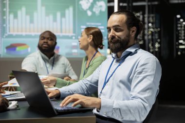 İş analisti bütçe ve proje güncellemelerini gözden geçirir, kurumsal başarı sağlar ve kaynakları pazar ihtiyaçlarına göre tahsis eder. Hedefe ulaşan iş arkadaşları.