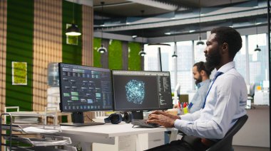 AI LLM sohbet robotu tavsiyeleri kullanarak performansı optimize eden programcı. Afrika kökenli Amerikalı işçiler yapay zeka asistanlarını kullanarak manüel iş akışını otomatik senaryolara, kamera A 'ya dönüştürüyor.