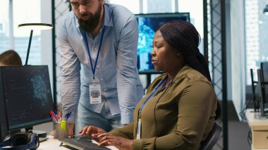 AI kullanarak kodları optimize eden kadın programcıyı alkışlayan memnun ofis yöneticisi. Tatmin olmuş takım lideri ofisteki bilişim uzmanı kamera A tarafından yapılan çalışmalara olumlu geri bildirim sunuyor.