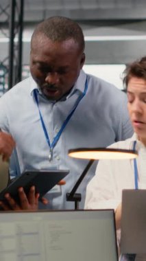 Yazılım geliştirme programlama dilleriyle çalışan gülümseyen mühendislik ekibinin dikey video portresi. Kod testi ve kalite yapmak için aygıt kullanan mutlu şirket çalışanları