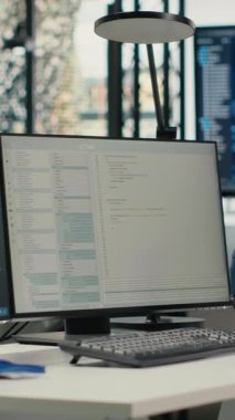 Yapay zeka hesaplama kaynaklarıyla boş başlangıç çalışma alanında dikey video monitörleri. Modern ofisteki bilgisayar ekranları programlama dillerini kullanarak sinirsel ağ algoritmaları oluşturuyorlar