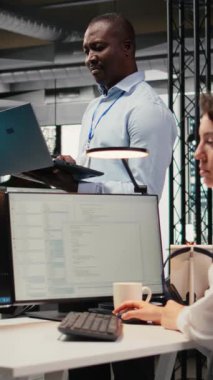 Ofisteki dikey video mühendisleri yeni özellikler başlatmak için yazılım geliştiriyorlar. Bilgisayar programları yazan, kod testi yapan ve kalite güvencesi veren şirket bilişim işçileri, kamera A