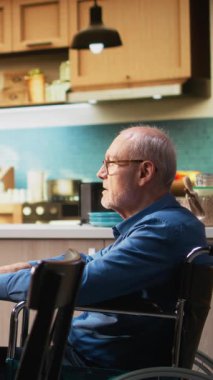 Fiziksel engelli, dikey videolu olgun bir adam karısıyla kahve ve pasta servisi yapıyor, kahkahalarla ve gündelik sohbetlerle rahat bir sabah rutini yaşıyor. Modern evdeki olumlu ev hayatı.