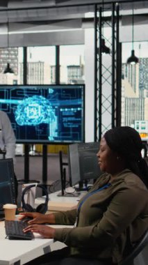 Dikey video sistemi yöneticileri başlangıçta yapay zeka itici pazar inovasyonu üzerinde çalışıyorlardı. Bilgi işlem uzmanları derin öğrenme optimizasyonunu uygulamak için beyin fırtınası yapıyorlar.