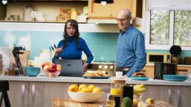 Neşeli hayat arkadaşları mutfakta eğlenceli bir sabah dansının tadını çıkarıyorlar, emekliliklerinin tadını çıkarıyorlar. Mükemmel hareketler sergileyen evli insanlar, olumlu ilişkileri için kahkaha ve şefkat gösteriyorlar. Kamera B.