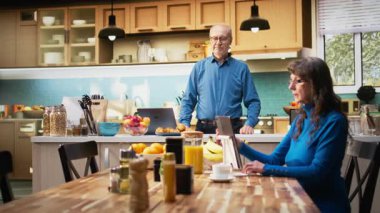 Mutfakta yaşlı bir adam emeklilik sırasında neşeli bir yaşam tarzı sergiliyor. Yaşlı adam elinde kahve fincanı servisi yapıyor, huzur dolu emeklilik anlarının tadını çıkarıyor, tezgahta gevşemiş emekliler. Kamera A.