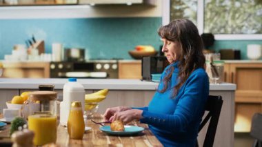 Yaşlı adam ve kadın organik ürün etiketleriyle ilgili malzemeleri okuyorlar, sağlıklı yaşam tarzı ve dengeli yemek seçimi için çevresel sürdürülebilir gıdalar konusunda bilinçliler. Sağlıklı ve uzun ömürlü. Kamera B.