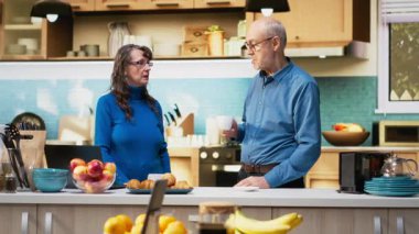 Son sınıf çifti kahve ve neşe dolu gülücüklerle evde duruyor, günlük ev işlerinin ve sağlıklı yemek anlarının tadını çıkarıyorlar. Huzurlu bir yaşam tarzı, sıradan bir hayat ve tatmin edici bir yaşam. Kamera B.