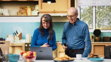 Neşeli karı koca mutfakta en sevdikleri şarkıyı söylüyor, emekliliklerinde müzikle sabahın tadını çıkarıyorlar. İnsanlar mutfak aletlerini mikrofon olarak kullanıp gülüyorlar. Kamera B.